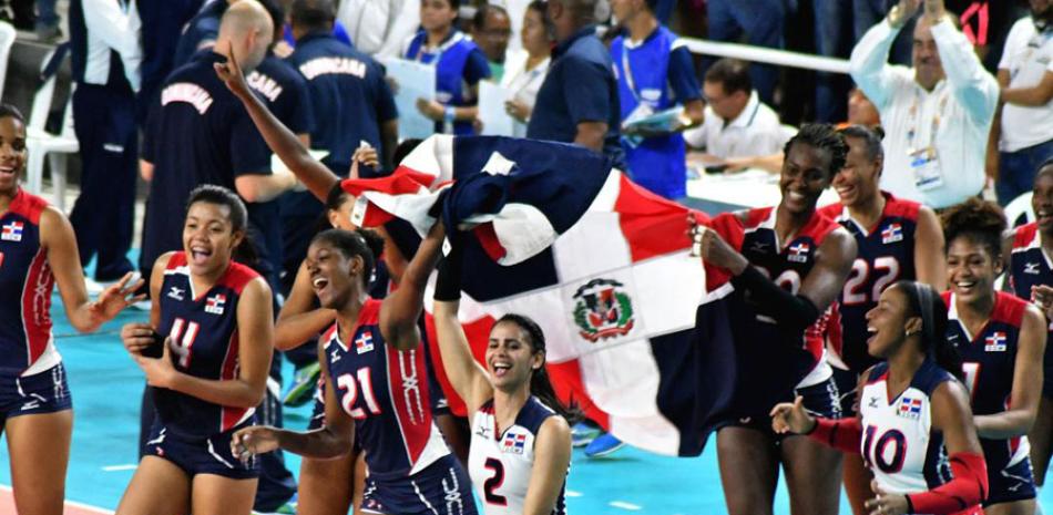 Las jugadoras del seleccionado sub-23 de voleibol femenino celebran eufóricas tras la conclusión del partido.