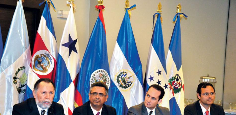 Foro Regional. Tito E. Díaz, Coordinador de la FAO para Mesoamérica; Alfredo Suárez, secretario general del Sistema de Integración Centroamericana (SICA), entre otros funcionarios de ambas entidades.