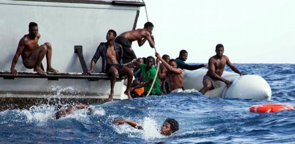 En esta fotografía proporcionada por Sea-Watch se muestra a migrantes en un bote que se hunde en frente a la costa de Libia el lunes 6 de noviembre de 2017. (Lisa Hoffmann/Sea-Watch vía AP).