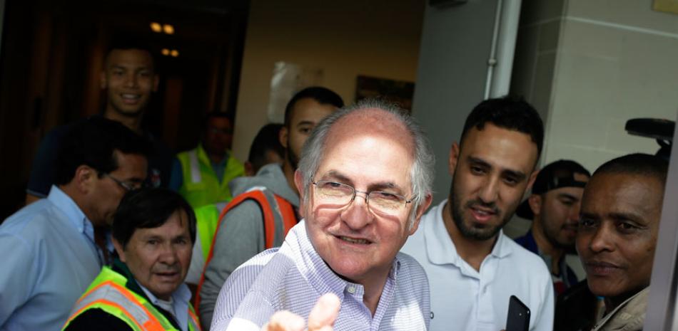Opositor. El alcalde de Caracas Antonio Ledezma saluda a un periodista en el aeropuerto internacional El Dorado en Bogotá.