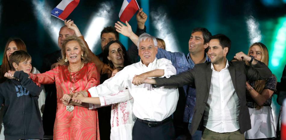 Candidato. Sebastián Piñera, quien encabeza las encuestas para las elecciones de mañana domingo, durante un acto de cierre de campaña el pasado jueves en Santiago de Chile.