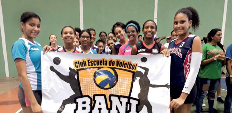 La Escuela Nacional de Voleibol al momento de desfilar durante la ceremonia de inauguración de los Segundos Juegos Deportivos Municipales de Baní, que tuvo lugar el pasado jueves en el polideportivo de esa ciudad sureña.