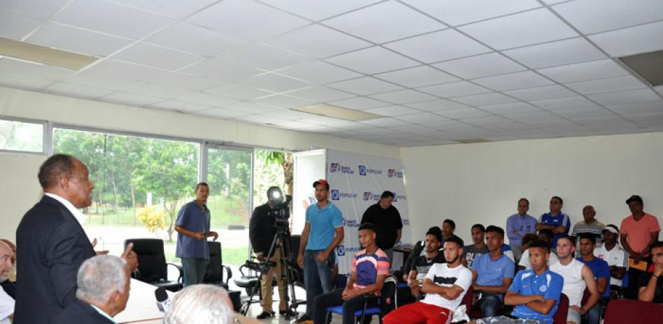 Osiris Guzmán ofrece detalles de la participación del seleccionado dominicano en la Copa Máximo Gómez que inicia en Cuba.