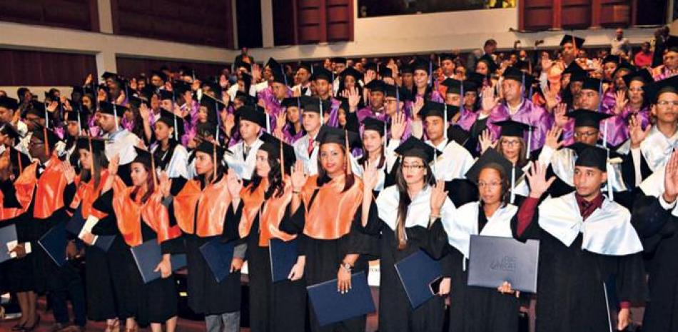 Graduandos. Los nuevos profesionales lograron títulos en diversas carreras de grado, y en educación continuada.