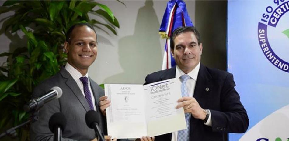 ACTO. La acreditación fue entregada por Ariel Espejo Combes, representante en el país de la Aenor, al superintendente de Pensiones Ramón E. Contreras Genao.