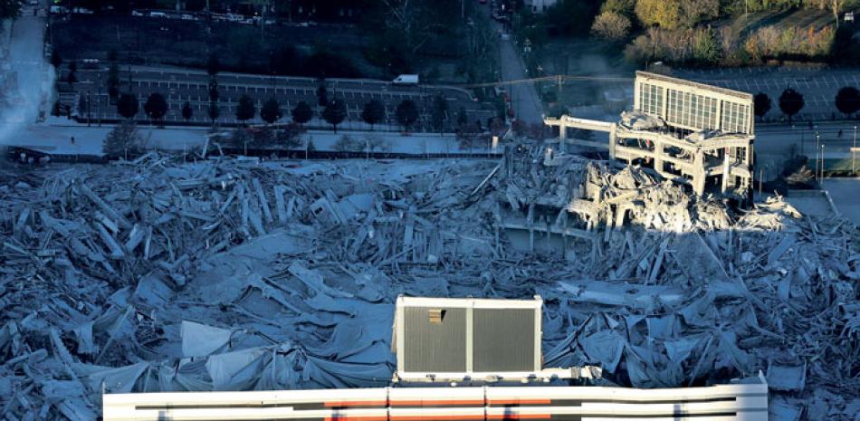 Demolido. Apensa 15 segundos les tomó a las autoridades demoler el Goergia Dome, uno de los estadios techados más grandes de Estados Unidos.