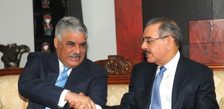 Momento. Miguel Vargas y Danilo Medina se estrechan las manos tras la firma del acuerdo electoral, rumbo a las elecciones de 2016.