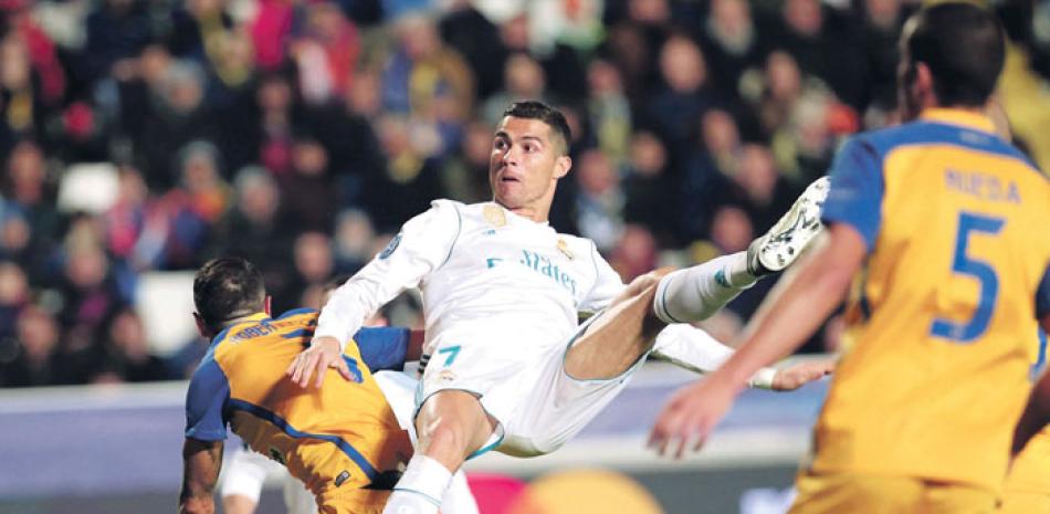 Cristiano Ronaldo, del Real Madrid, anota el quinto gol en la victoria 6-0 ante APOEL en el partido por el Grupo H de la Liga de Campeones, en Nicosia.