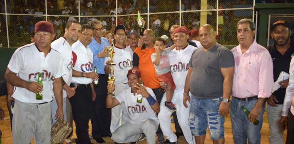 Leonardo Díaz, presidente de Asoprosado, así como varios directivos de esa entidad hacen entregan el trofeo de campeón a jugadores y directivos del equipo Codia que se coronó campeón en la categoría master en el softbol de Asoprosado.