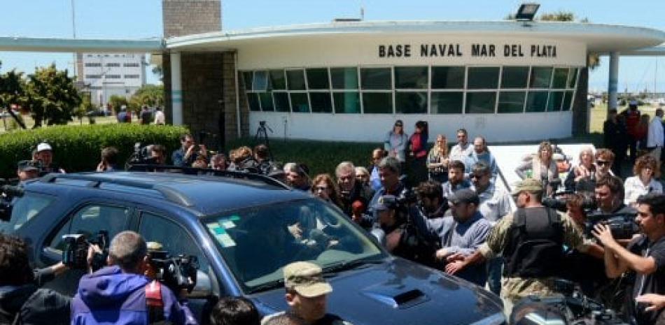 Familiares de los 44 tripulantes del submarino argentino desaparecido llegan, a la base naval de Mar del Plata, provincia de Buenos Aires (Argentina).