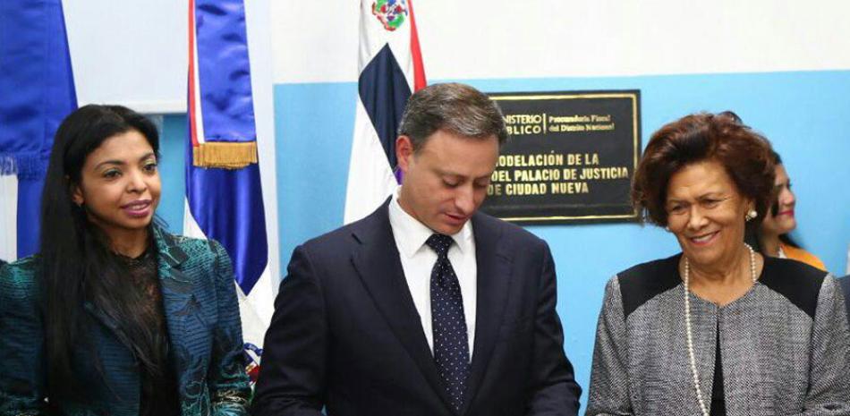 Prevención. La fiscal del DN, Yeni Brenice Reiynoso, el procurador Jean Rodríguez y la defensora Zoila Martínez, durante la inauguración.