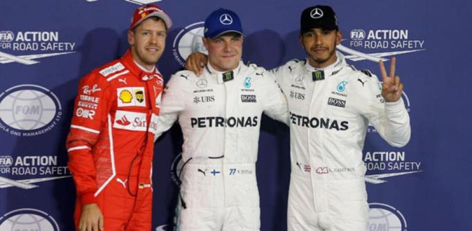 Valtteri Bottas junto a su compañero de Escudería Lewis Hamilton y Sebastian Vettel