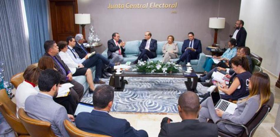 Visita de trabajo. Momento del encuentro ayer entre una comitiva representante de la Comisión Interamericana de Derechos Humanos (CIDH) con miembros titulares de la JCE, incluido su presidente.