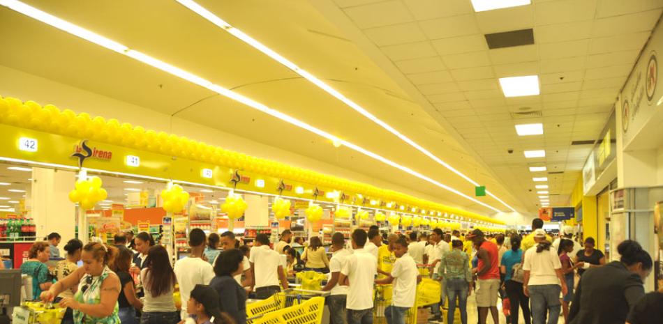 Dinámica. Provenientes de la capital y pueblos del interior, muchos ciudadanos salieron temprano ayer de compras al “Black Friday”.