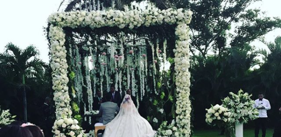 Fotografía, publicada en Instagram por David Ortíz, muestra a Karen Yapoort y Edwin Encarnación sentados ante el altar durante su unión matrimonial.
