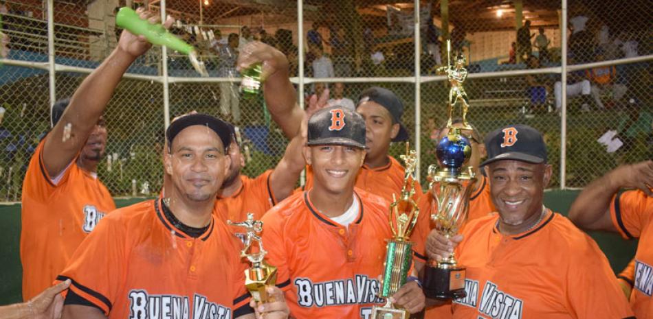 Varios de los jugadores del equipo Bueva Vista II que se coronó campeón en la categoría Superior en el softbol de Asoprosado.