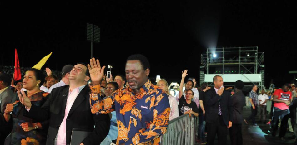 Líder religioso. Un momento cuando el pastor TB Joshua llegaba al Estadio Olímpico de la capital, donde miles de personas acudieron para escucharlo y en busca de sanación a diversas enfermedades.