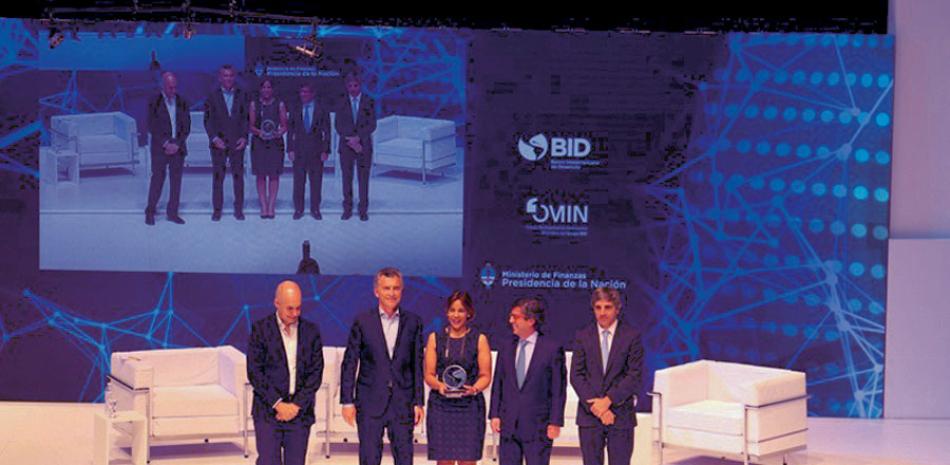 Premiación. Mercedes Canalda de Beras-Goico, y el presidente del BID, Luis Alberto Moreno; y de Argentina, Mauricio Macri, y otros.