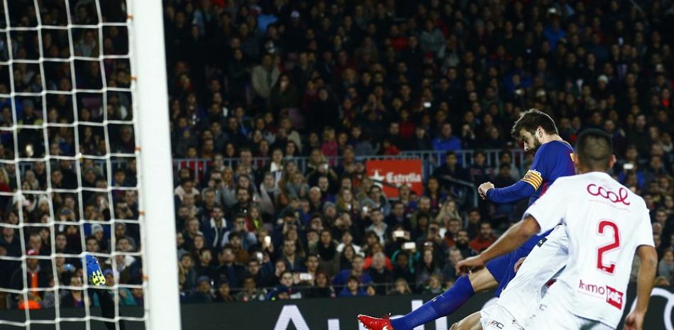 Gerard Pique, del  FC Barcelona, trata de penetrar el arco del Murcia, durante el partido celebrado en el estadio Camp Nou, en Barcelona. Pique anotó su gol al minuto 32. AP