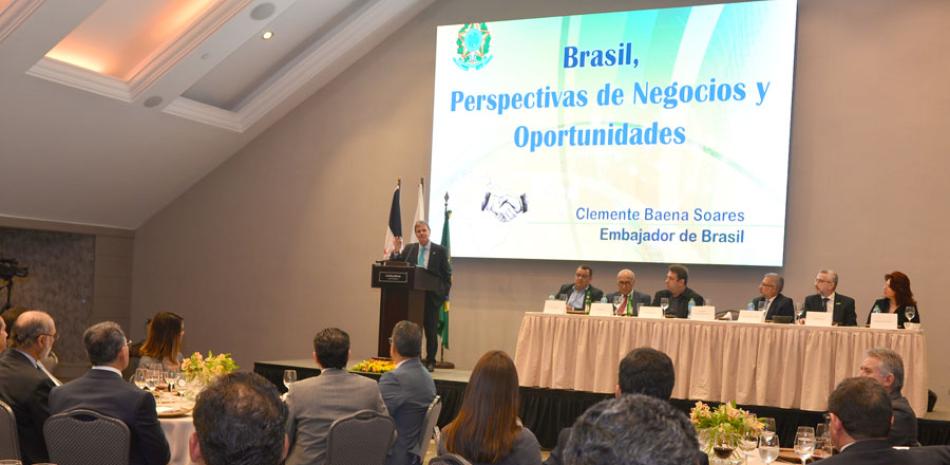 Ponencia. En la conferencia "Brasil, perspectivas de negocios y oportunidades", Baena Soares dijo que en 2014 las inversiones acumuladas de Brasil en el país superaron los US$1,300 millones, colocando al gigante sudamericano en la novena posición de los países con mayor inversión en RD.