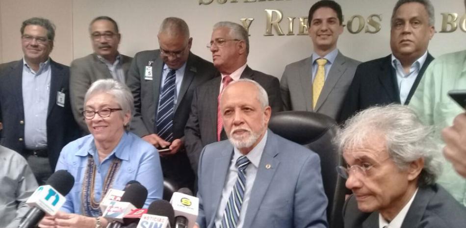 Encuentro. El presidente de Andeclip, Rafael Mena, se reunió ayer con la ministra de Salud Pública, Altagracia Guzmán Marcelino, y el director de la Sisalril, Pedro Luis Castellanos, donde abrieron un espacio de trabajo conjunto.