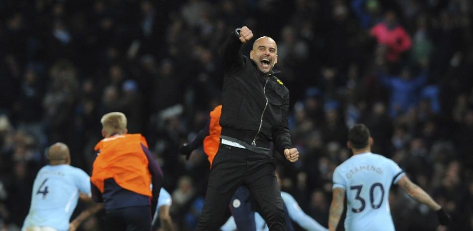 El técnico Pe Guardiola, del Manchester City, festeja tras el gol de Raheem Sterling para la victoria 2-1 ante Southampton este miércoles.