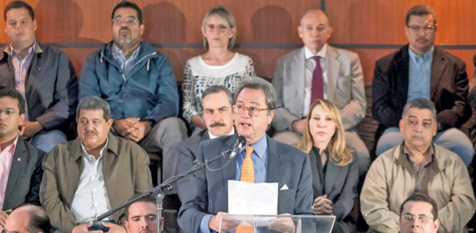 Pláticas. El expresidente de Fedecámaras, Jorge Roig, lee un documento durante una rueda de prensa ayer en Caracas. La oposición venezolana acudirá al diálogo con el Gobierno que inicia el 1 y 2 de diciembre.
