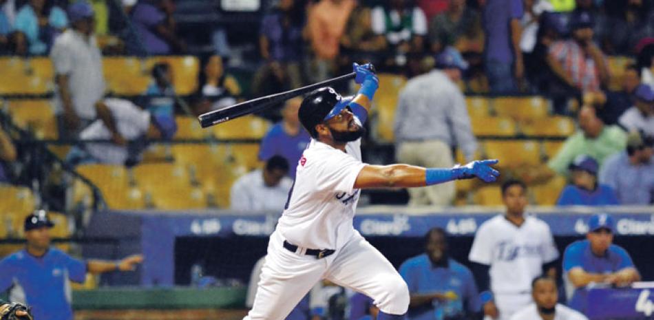 Jorge Bonifacio, del Licey, completa el swing con el que conectó el batazo que eventualmente se convirtió en cuadrangular en el partido de anoche contra las Estrellas en el Estadio Quisqueya Juan Marichal.