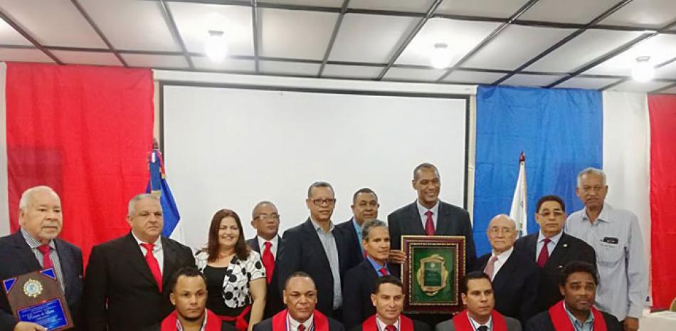 Sentados Bernie Castro, Bienvenido Ramos Viola, Branly Núñez, José Antonio Mena, quien recibió la exaltación de su finado padre Mickey Mena, y Tony Batista. Detrás Ramón De Luna, Víctor Almonte, la diputada Johanny Guzmán, Manuel Peralta, Alcides Brea, Héctor Herrera, Felipe Payano, Darío Tió, Cándido Almánzar y Bienvenido Solano.