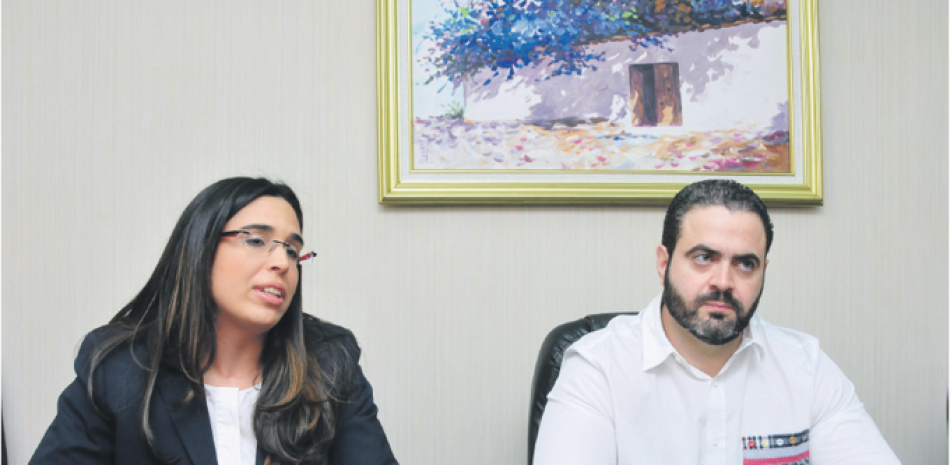 Visita. Jennifer Báez y Luis Echevarría, ambos representantes de la Comisión Especial de “call centers” de Adozona, consideraron que la industria sigue creciendo y dinamizando la economía nacional.
