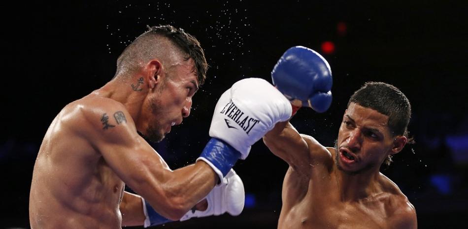 "Tito" Acosta conecta un golpe a la cabeza del mexicano Juan Alejo, previo a ponerlo fuera de combate.