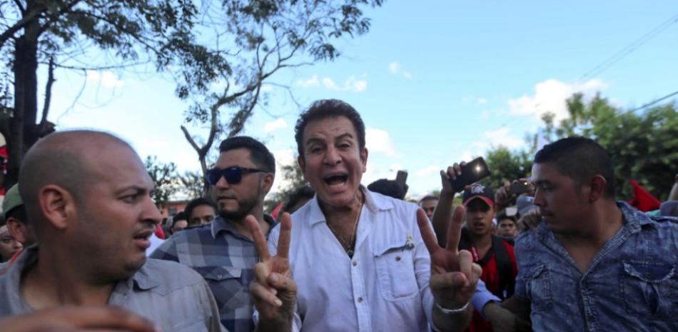El candidato a la presidencia de la Alianza, Salvador Nasralla (c), participa junto a sus seguidores durante una multitudinaria marcha, el domingo 3 de diciembre de 2017, en Tegucigalpa (Honduras). EFE/Gustavo Amador