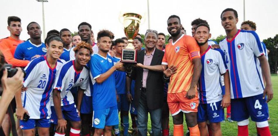 El ingeniero Osiris Guzmán, presidente de la Federación Dominicana de Fútbol, entrega la gran Copa Máximo Gómez a los dirigentes del equipo y jugadores de la selección nacional.