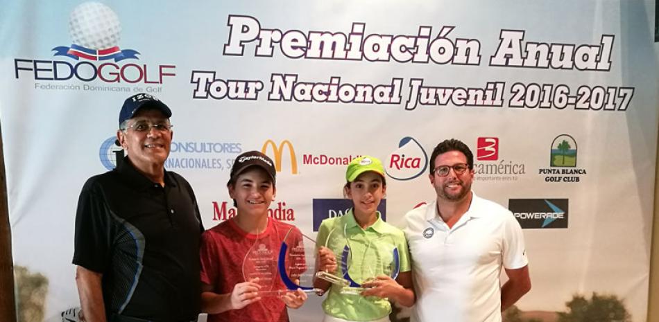 Stefania Mosyagina y Carlos Heinsen (centro) son premiados por Rafael Villalona, presidente de la Federación Dominicana de Golf y Enrique Valverde, presidente del Comité Nacional Juvenil de golf.