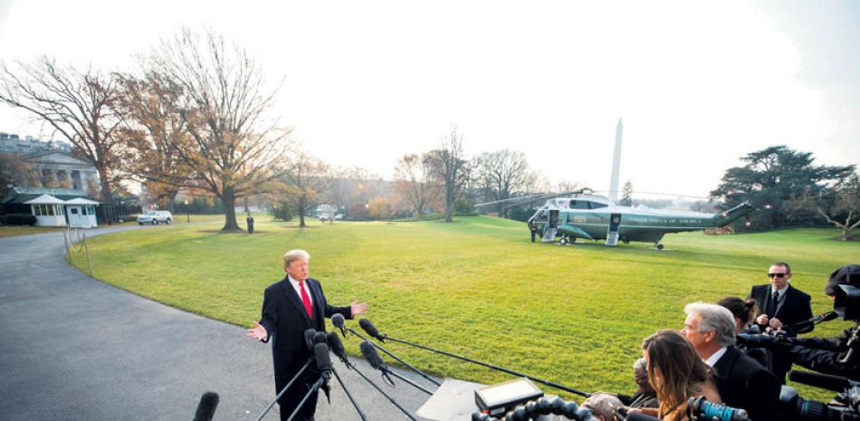 Apoyo. El presidente Donald Trump, declara sobre su exasesor de Seguridad Nacional, Michael Flynn, antes de poner rumbo a Utah desde la Casa Blanca, ayer en Washington.