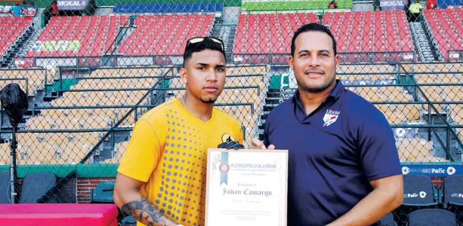 Johan Camargo, de las Águilas Cibaeñas, es premiado como ganador de la pasada semana en el Pelotero Estrella, por Erick Almonte, asistente de Operaciones de Béisbol de LIDOM.