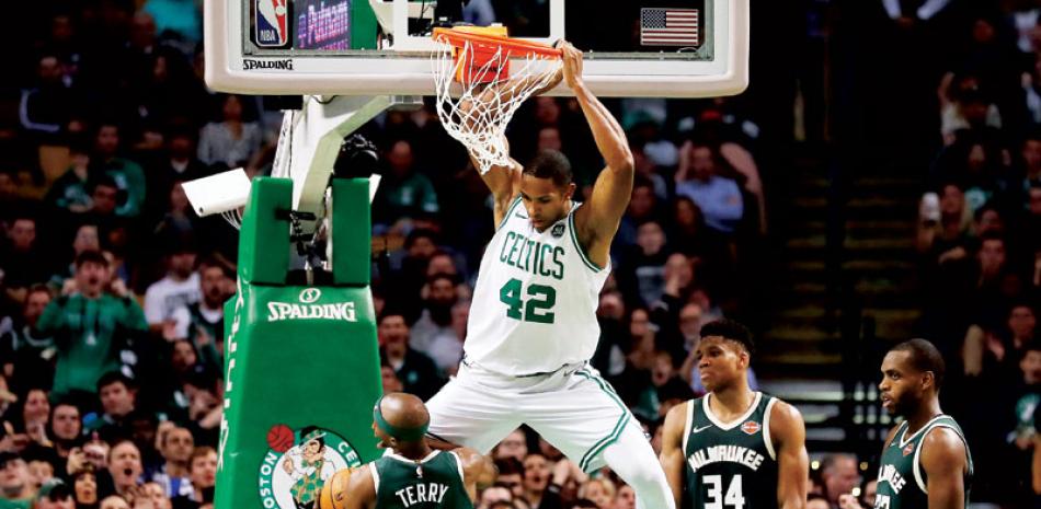 El dominicano Al Horford donquea la pelota con fortaleza en el choque que los Celtics vencieron a los Bucks.
