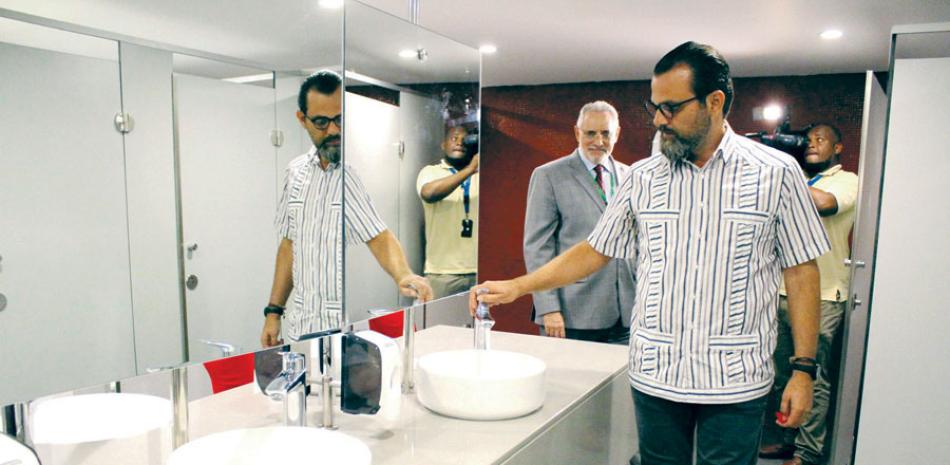 José Miguel Bonetti mientras mostraba al presidente de Lidom, Vitelio Mejía, los nuevos baños para damas hechos por el Escogido Baseball Club.