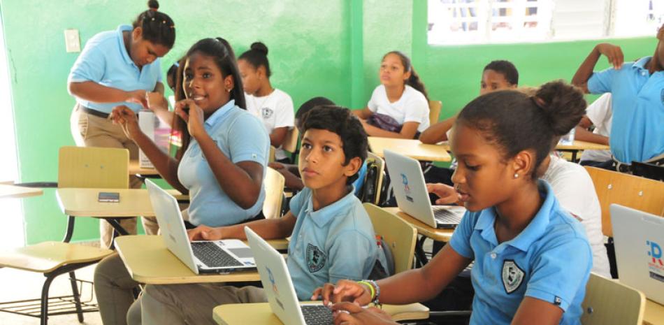 Avances. Alumnos del politécnico Francisco Alberto Caamaño, en Villa Mella, de SDN, manejan sus laptops entregadas ayer por el presidente Medina, como parte del programa República Digital.