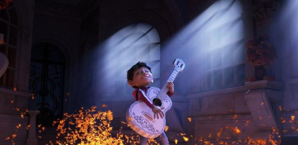 Esta imagen proporcionada por Disney-Pixar muestra al personaje Miguel, a quien el niño Anthony González le presta su voz, en una escena del filme animado “Coco.” (Disney-Pixar via AP)