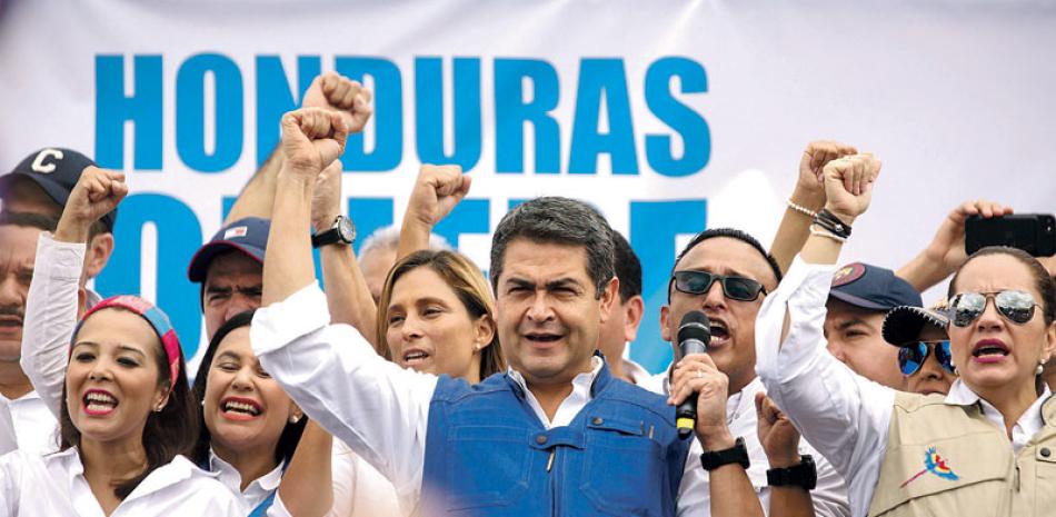 Informe. El presidente de Honduras, Juan Orlando Hernández, alza el puño mientras da un mensaje a sus simpatizantes en Tegucigalpa, el 7 dediciembre pasado.