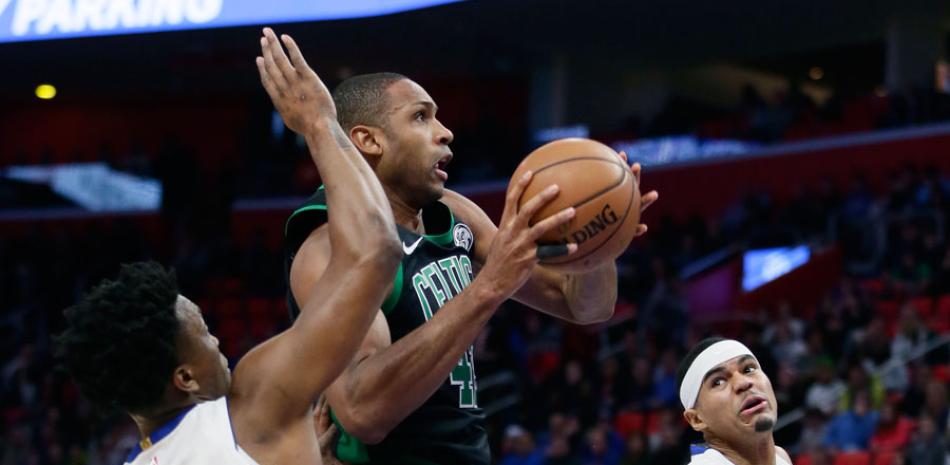 Al Horford busca abrirse espacio entre dos jugadores de Detroit para anotar un par de puntos en el choque que ganaron los Celtics ayer tarde.
