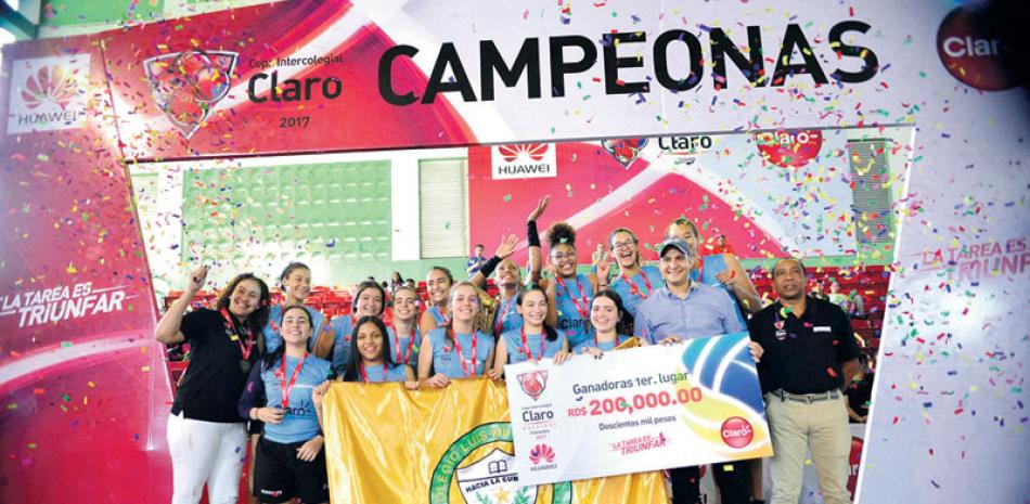 Shariff Quiñones premia al equipo del colegio Luis Muñoz Rivera, campeón de la Copa Intercolegial Claro de Voleibol Femenino 2017.