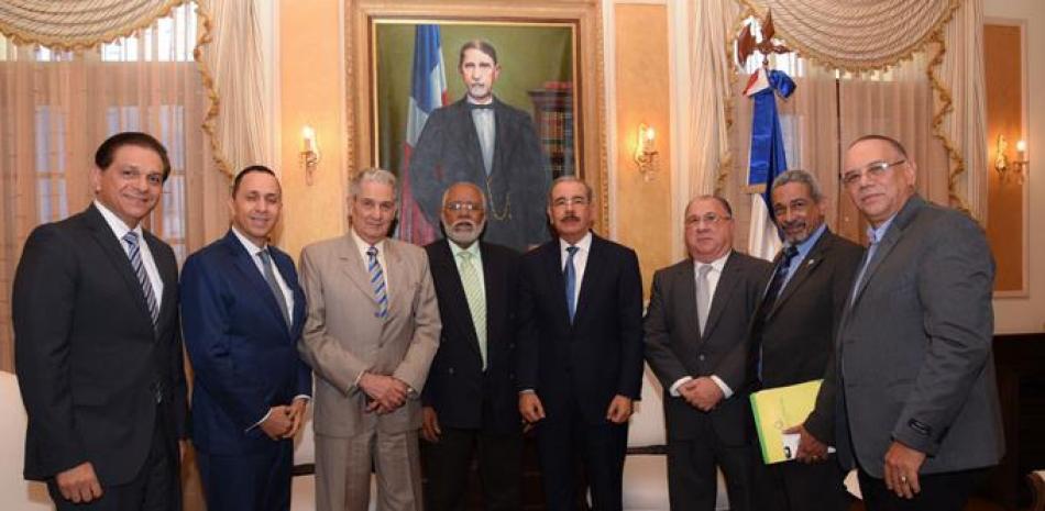 Encuentro. El presidente Danilo Medina recibió en su despacho del Palacio Nacional la visita del presidente del Colegio Médico Dominicano, Wilson Roa, con quien conversó sobre diversos temas.