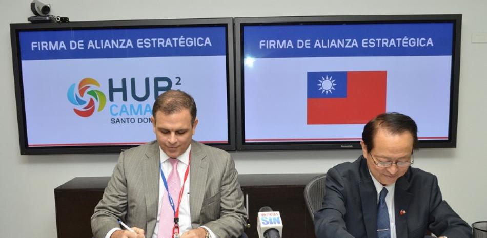El presidente de la Junta Directiva CCPSD, Jochi Vicente,  y el embajador de la República China (Taiwán), ValentinoTang, durante la firma del acuerdo.