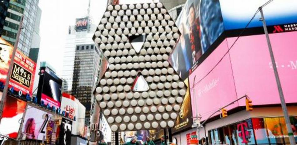 Trabajadores preparan las luces para las celebraciones del Año Nuevo en Times Square en Nueva York (Estados Unidos).