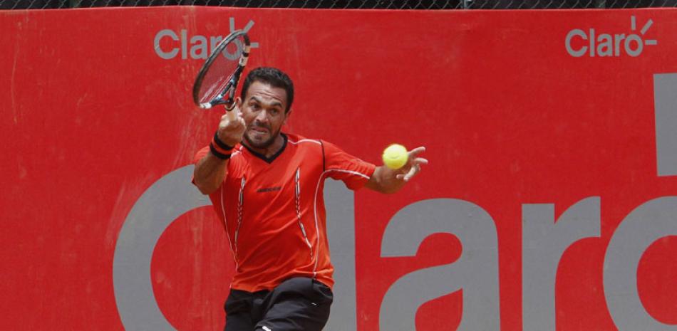 La primera raqueta nacional Víctor Estrella se siente a gusto con jugar ante el público de República Dominicana.