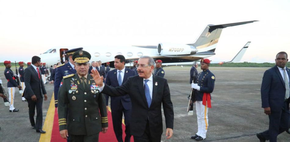 Retorno. El presidente Danilo Medina regresó ayer al país por la Base Aérea de San Isidro, tras asumir en Panamá la Presidencia Pro Témpore del Sistema de Integración Centroamericana.
