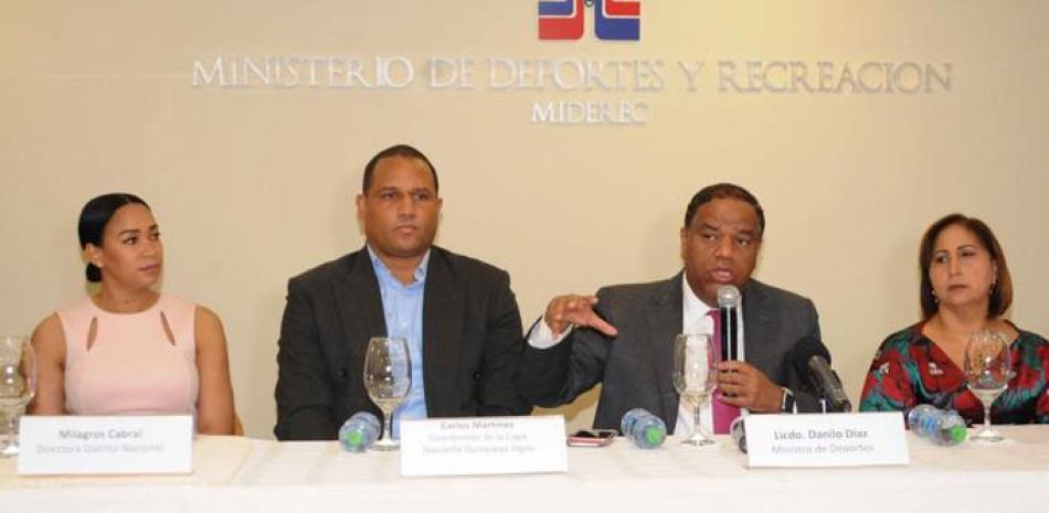 Danilo Díaz, ministro de Deportes, ofrece detalles del evento acompañado de Carlos Martínez, Milagros Cabral, y Vernice Páez.