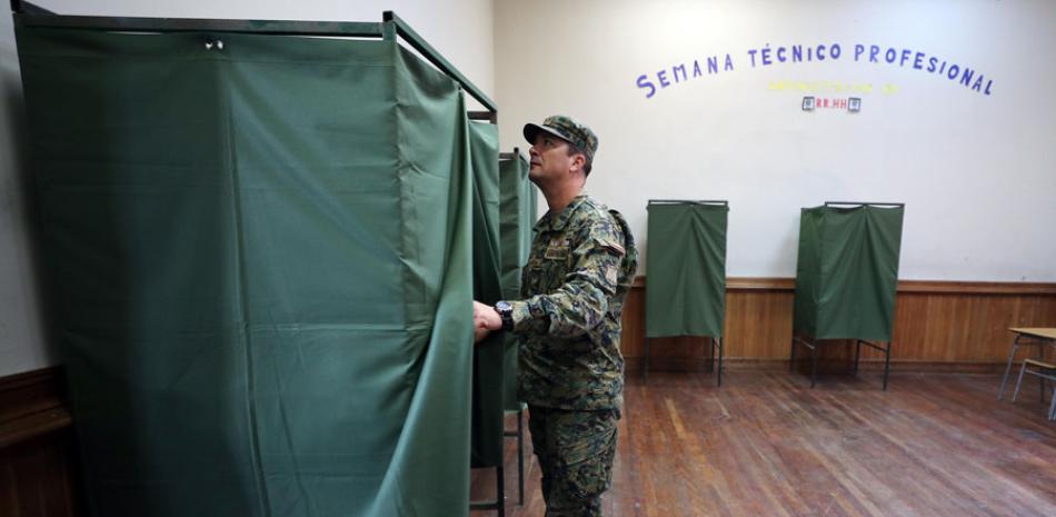 Voto. Personal militar comenzó a desplegar las casillas de votación por todo Chile para las elecciones en segunda vuelta para escoger entre Sabastián Piñera y Alejandro Guillier.